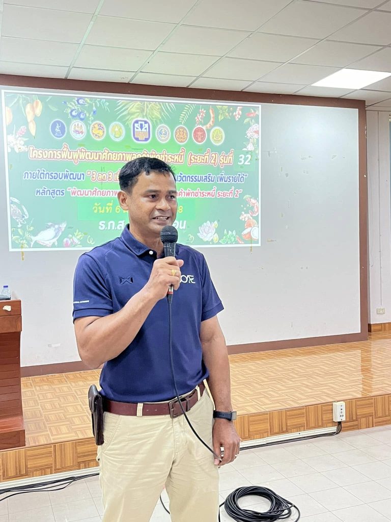 นายวินัย อินทอง ผู้อำนวยการศูนย์ขยายพันธุ์พืชที่ 4 จังหวัดนครศรีธรรมราช ได้กล่าวต้อนรับแนะนำบทบาทหน้าที่ของศูนย์ขยายพันธุ์พืชที่ 4 จังหวัดนครศรีธรรมราช พร้อมทั้งประชาสัมพันธ์สร้างความรับรู้ข่าว และนโยบายสำคัญของกรมส่งเสริมการเกษตร